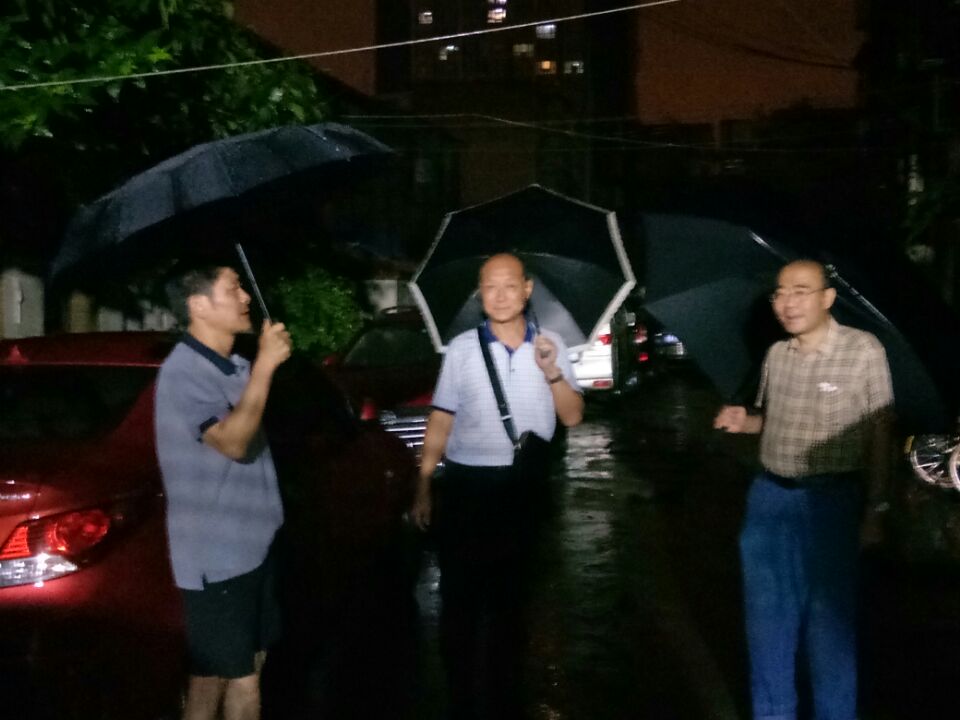 夜12点，，，安建服务中心向导至各眷属区现场审查暴雨排水情形