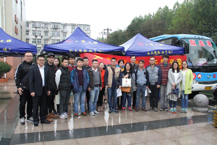 365英国上市青年无偿献血转达爱心
