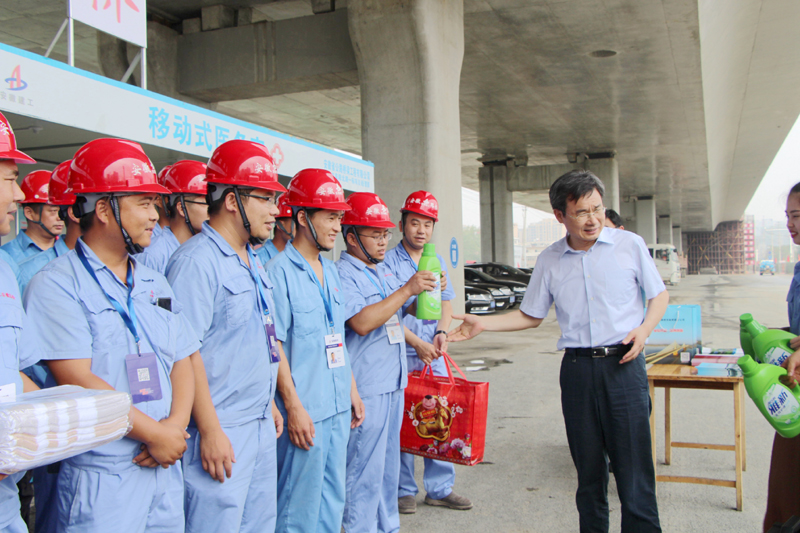 省住建厅厅长张天培一行慰问集团一线职工