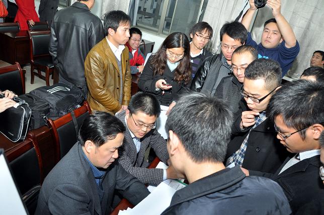 365英国上市合肥工业大学专场招聘会人气爆棚