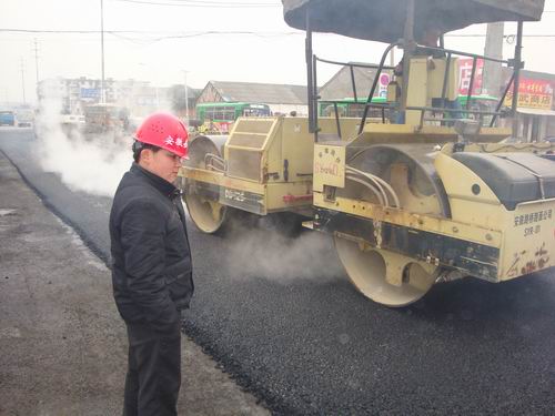 安徽省路桥公司市政北二环忙乘晴日摊沥青