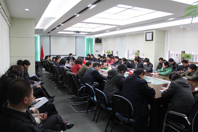 副总司理霍向东为集团公司机关职工解读2012年岁情会聚会精神