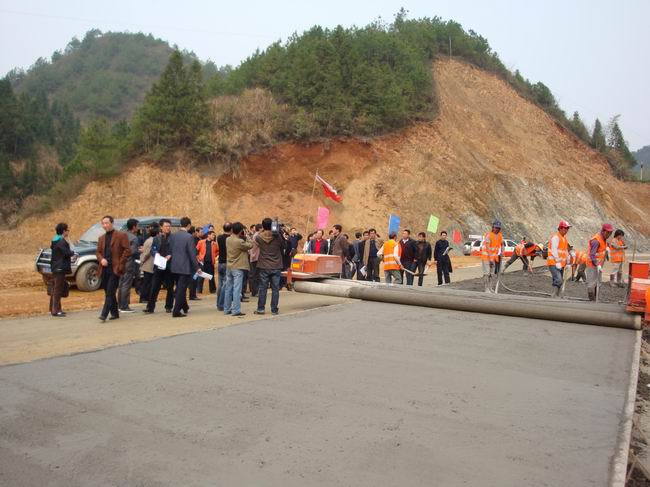 黄山市交通局黄仁麟局长一行莅临省路桥集团G205项目观摩