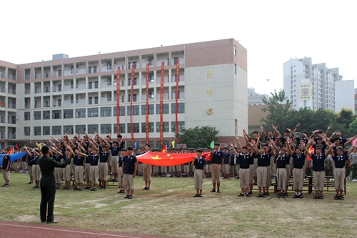 安徽365英国上市技师学院盛大举行庆祝第33个西席节、2017级新生军训结业暨开学仪式