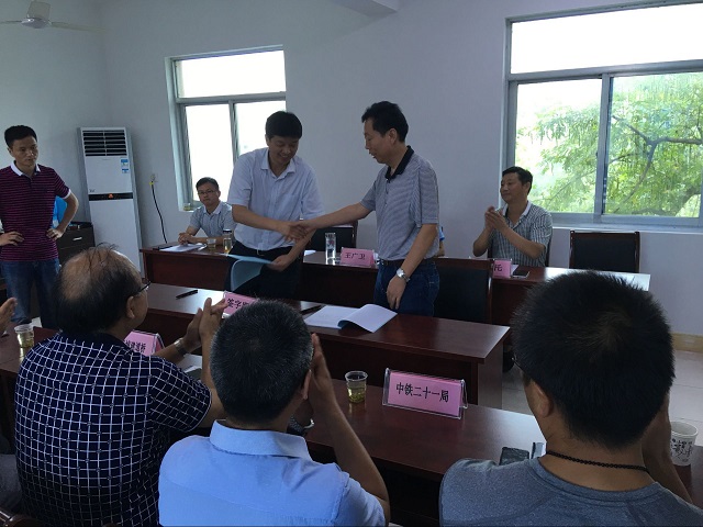 安徽路港公司董事长李振标出席G347普济圩至枞阳段工程施工条约签约仪式 