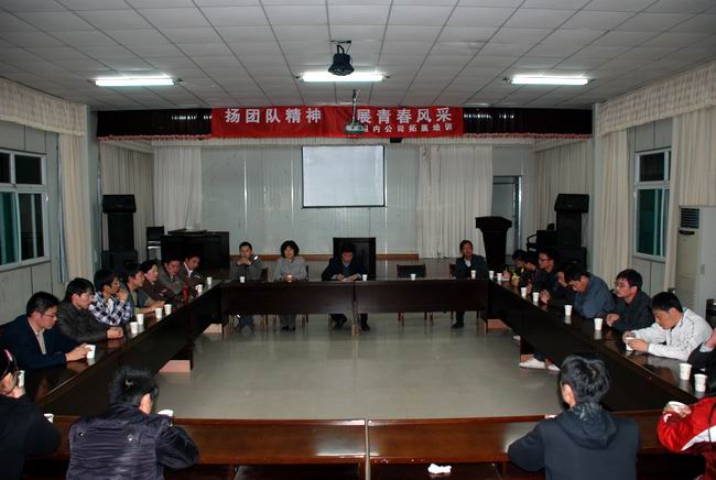 “扬团队精神，，，，，展青春风范”主题座谈会