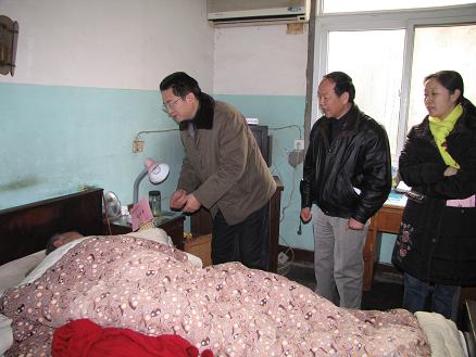 副总司理刘家静慰问省三建特困重病职工
