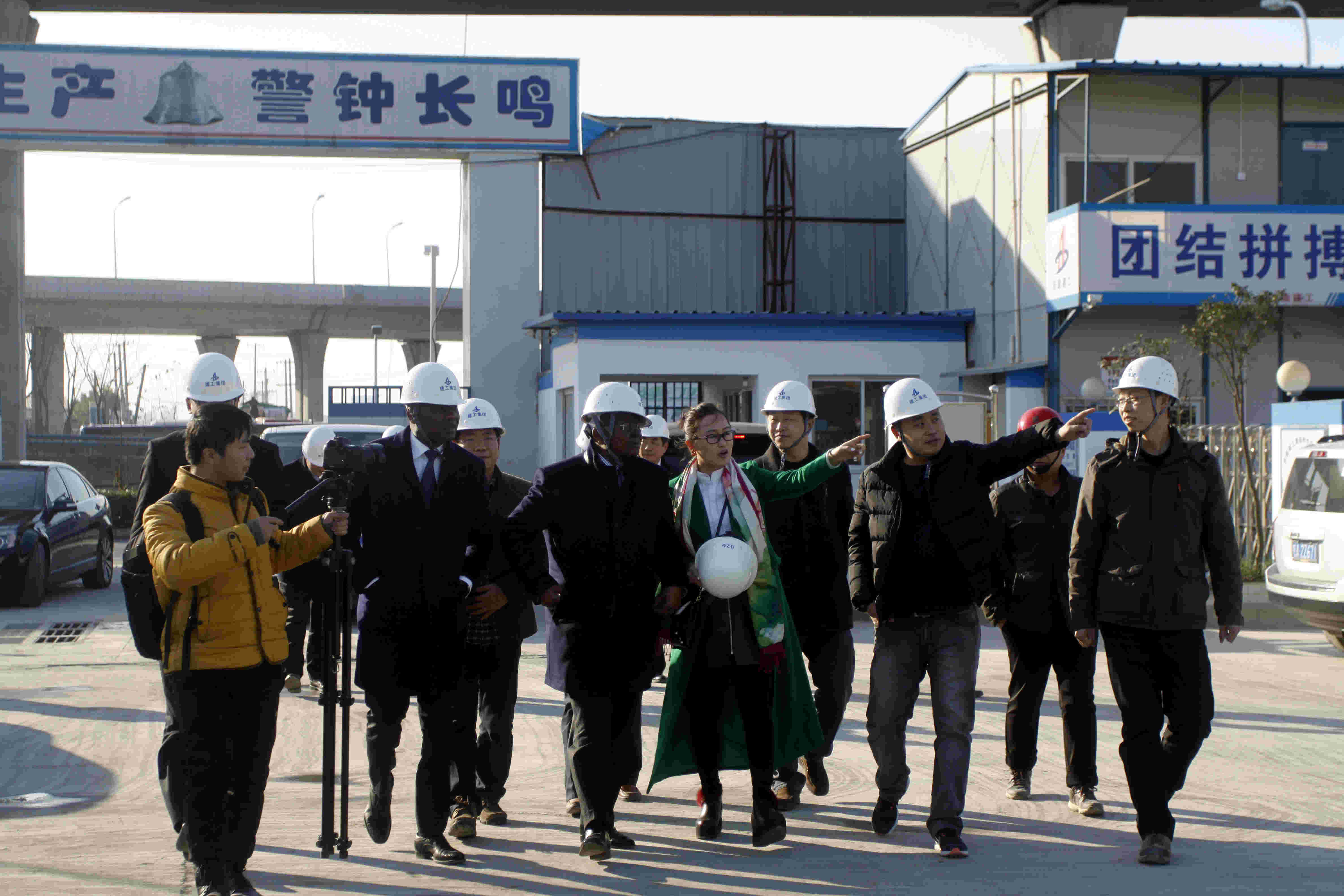 安哥拉司法部总监来365英国上市考察