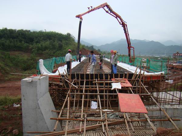 省路桥集团绩黄高速01标首片现浇箱梁底腹板浇筑完成