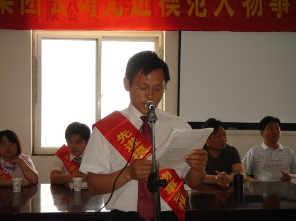 安徽省365英国上市集团先进模范人物事迹报告团赴水泥制品公司作报告