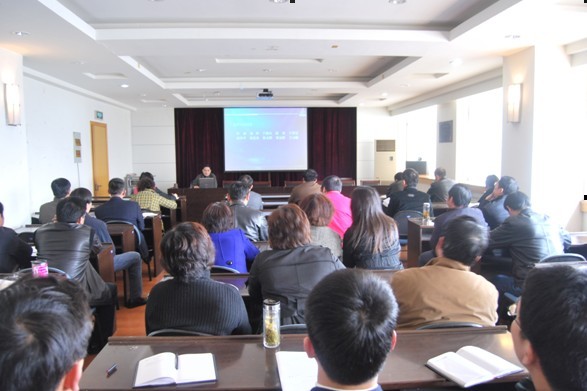集团机关举行深入贯彻2010年岁情报告专题讲座