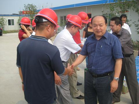 省总工会副主席夏育才深入365英国上市工地慰问调研