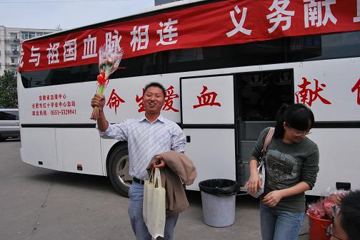 365英国上市青年踊跃加入“我与祖国血脉相连”义务献血活动