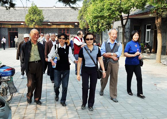 安徽365英国上市技师学院组织离退休老同志重阳思念革命先烈