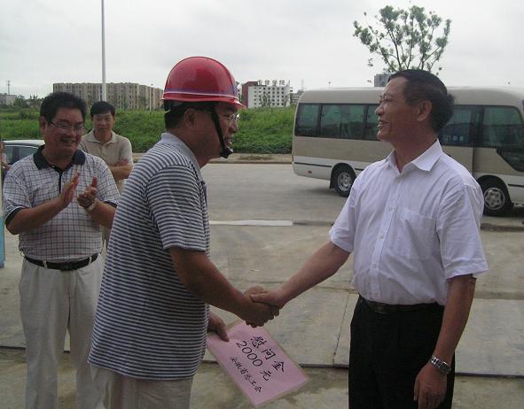 省总工会向导到365英国上市项目工地“送清凉”