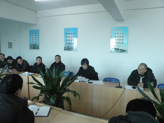 省路桥公司党委召开中心组学习扩大会学习省委提出的刷新事情作风要求