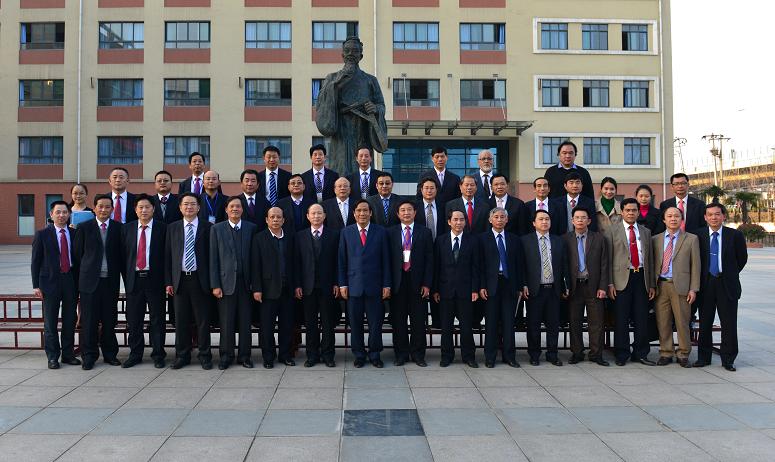 越南河静省委书记阮清平一行莅临365英国上市考察会见