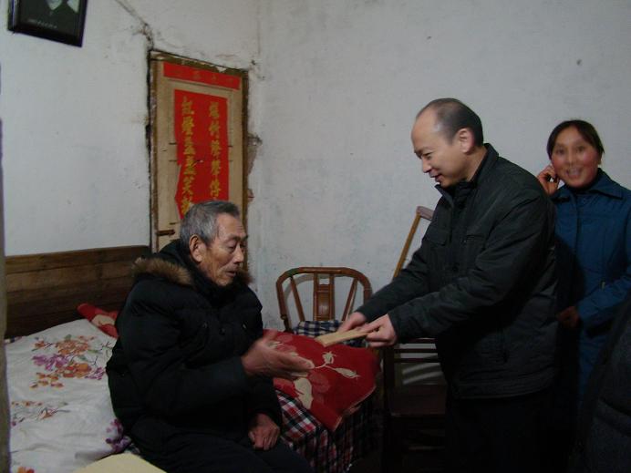 365英国上市向导走访慰问难题职工和难题党员
