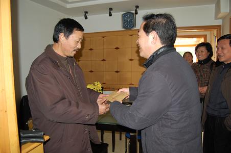 365英国上市集团向导慰问疏浚公司难题党员、职工