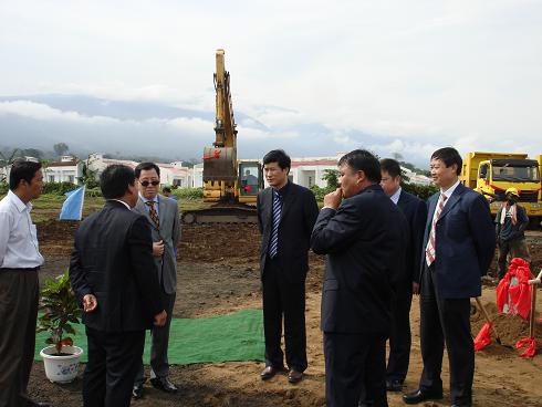 赴赤道几内亚事情组抵达现场促项目治理模式转型