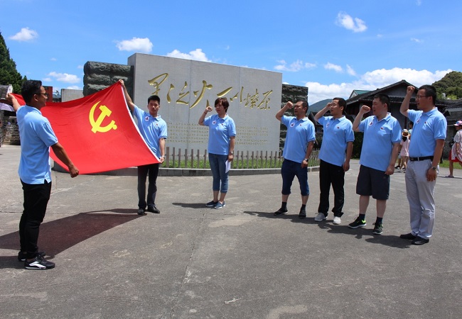 “不忘历史，，，，，，听党指挥，，，，，，服务人民”    让古田聚会精神永放光线