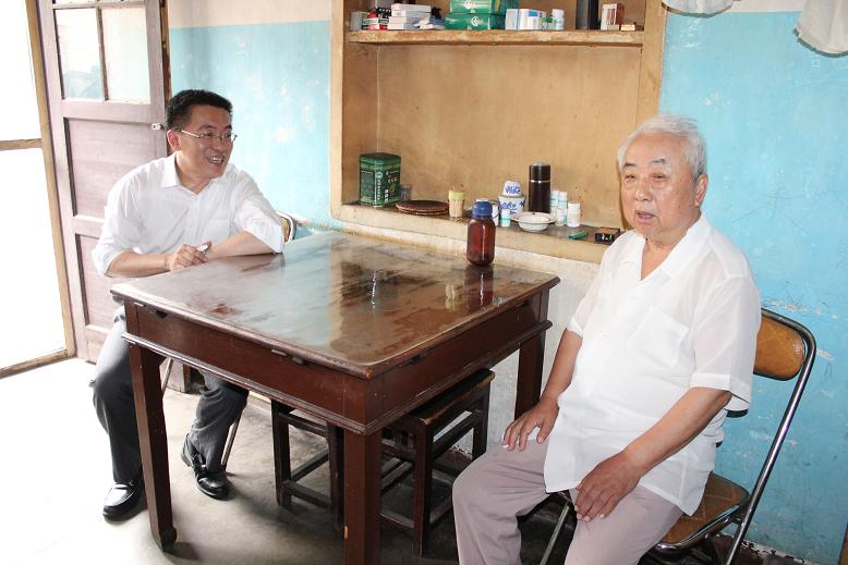 省国资委朱浩东副主任慰问365英国上市集团难题党员