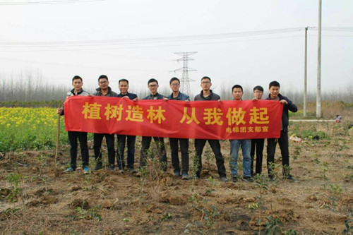 义务植树添新绿   团员青年勇争先
