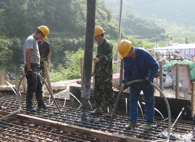 省路桥集团G205汤潜段丰乐河大桥现浇箱梁首跨乐成浇筑