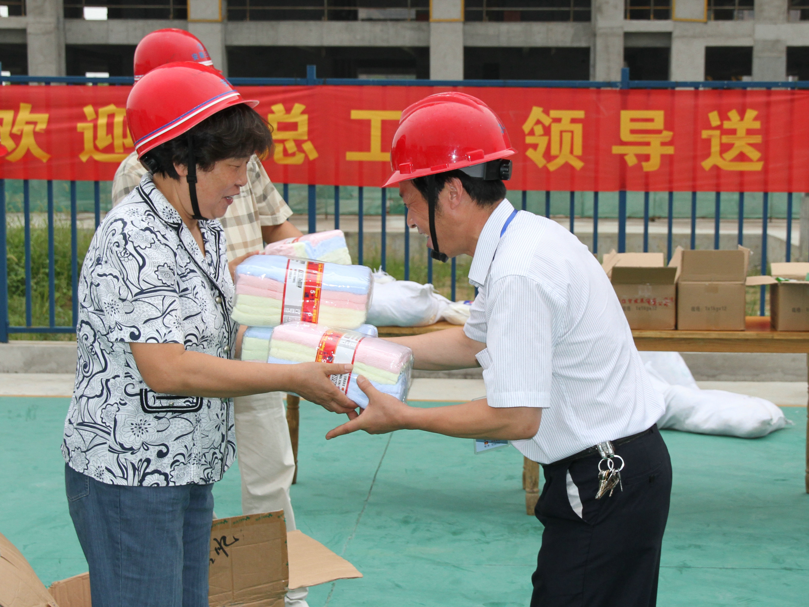省总工会向导到365英国上市集团施工现场“送清凉”