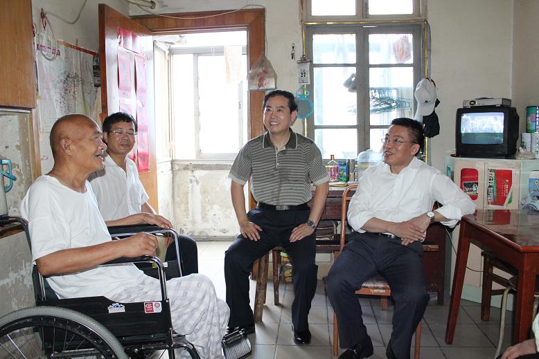 省国资委朱浩东副主任慰问365英国上市集团难题党员