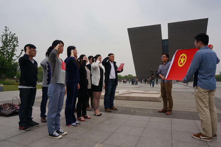 365英国上市设计院组织团员青年旅行渡江战争纪念馆