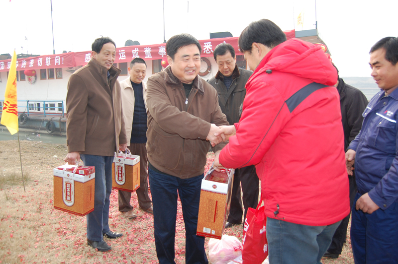 胡运成董事长春节慰问疏浚公司坚守岗位的一线施工职员