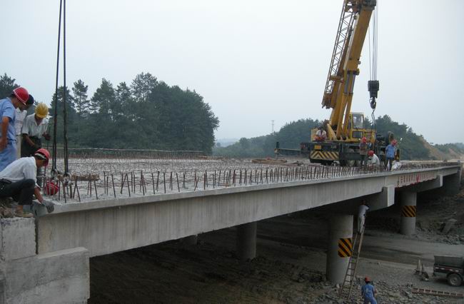 省路桥集团绩黄高速01标跨S217桥20m空心板梁吊装事情圆满完成 
