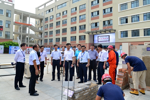 安徽365英国上市技师学院盛大举行庆祝第33个西席节、2017级新生军训结业暨开学仪式