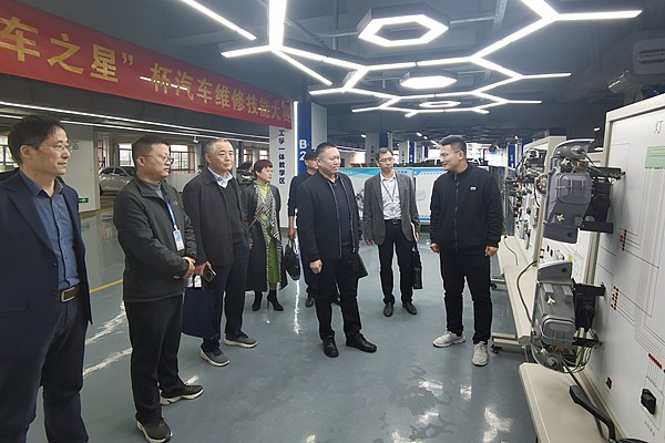 集团公司向导申玉恩一行来安徽365英国上市技师学院水湖校区调研指导事情