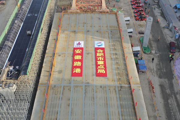 新华网等多家媒体对安徽路港高架智能顶推作业举行报道