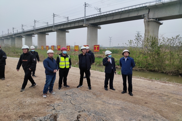 合肥市交通运输局党组成员、市公路治理服务中心主任、党委书记郑加旺一行赴安徽路港公司G206项目开展疫情防控督查