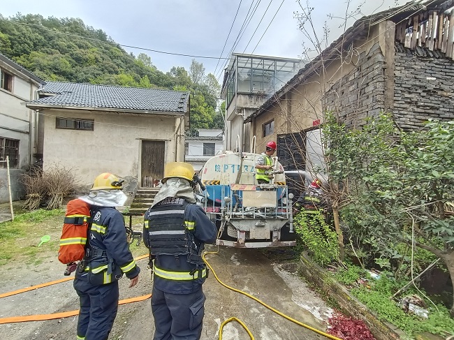 【办实事 解民忧 暖民心】洒水车变身“消防车”——路桥集团黄千高速02标项目紧迫加入灭火救援行动