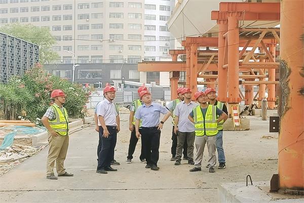 安徽路港公司党委副书记、总司理钱叶琳一行赴文忠路项目检查指导