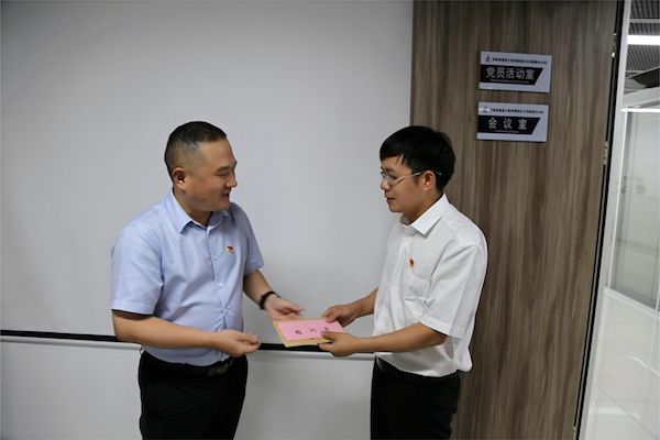安徽路港公司党委副书记、总司理钱叶琳走访慰问生涯难题党员