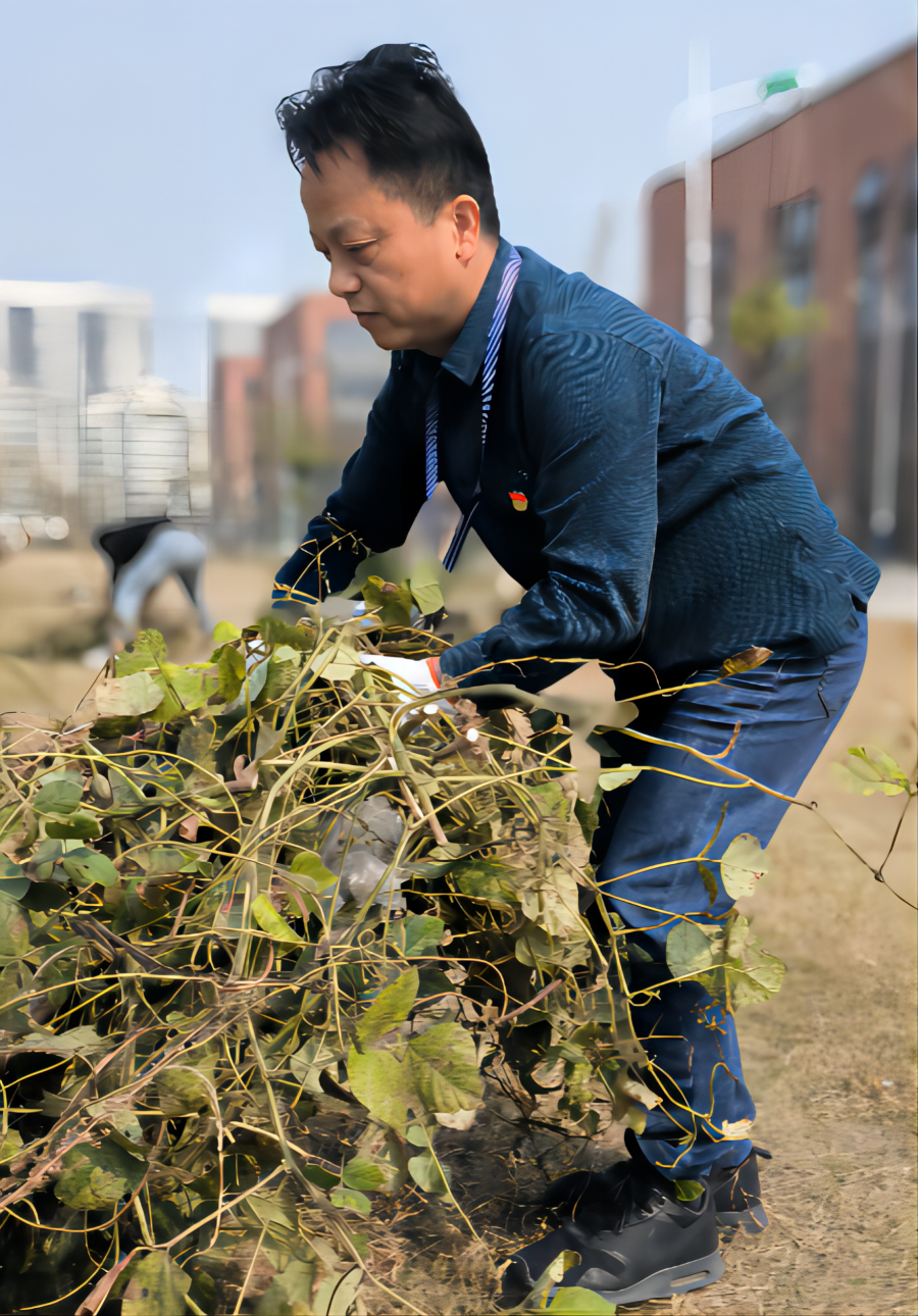 全心全意服务好师生 党员同志用现实验动践行二十大精神——安徽365英国上市技师学院水湖校区党员开展“美化校园·温情护校”活动