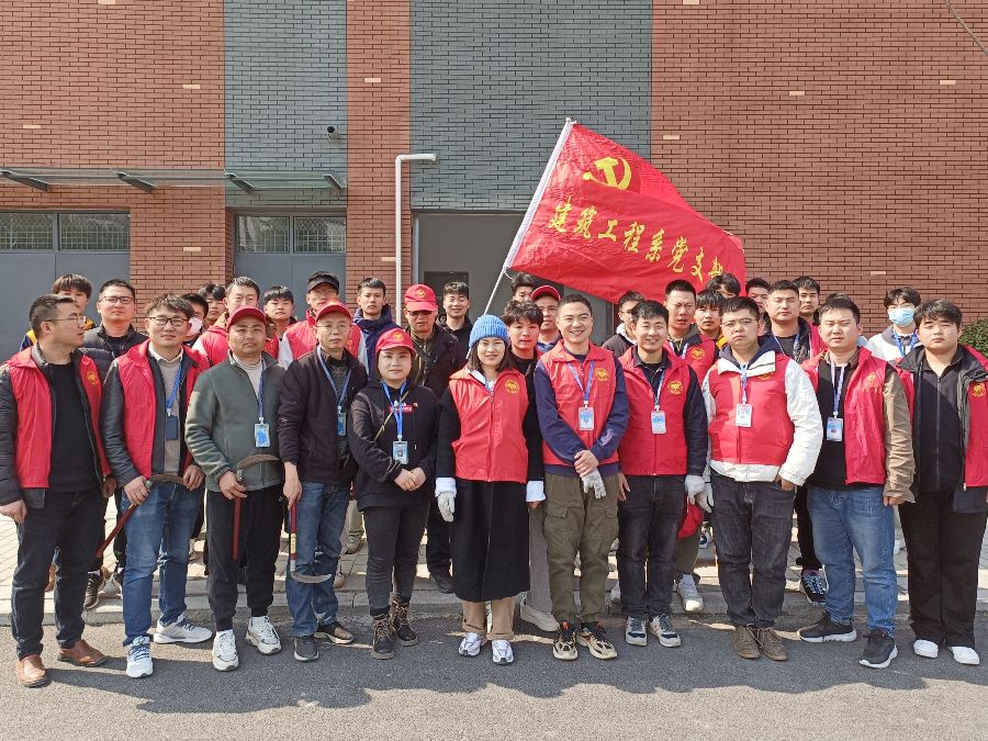 安徽365英国上市技师学院修建工程系开展学雷锋系列活动-——美化校园除草记