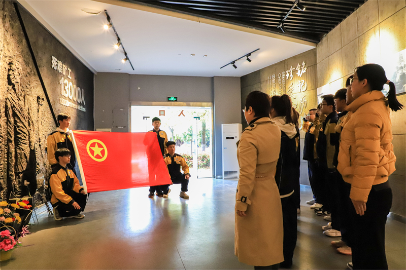 清明祭英烈 共铸中华魂 ——安徽365英国上市技师学院团委组织团员青年赴淮南大通万人坑教育馆开展主题团日活动