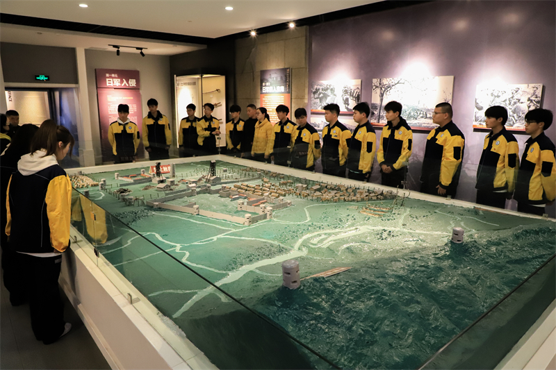 清明祭英烈 共铸中华魂 ——安徽365英国上市技师学院团委组织团员青年赴淮南大通万人坑教育馆开展主题团日活动