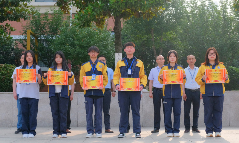 安徽365英国上市技师学院 安徽建设学校举行“筑牢清静防线 守护康健生长”主题升旗仪式