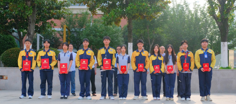 安徽365英国上市技师学院 安徽建设学校举行“筑牢清静防线 守护康健生长”主题升旗仪式