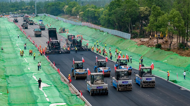 智慧铺路助力智慧之城——建设投资集团青海路项目沥青面层施工引入无人摊铺手艺！
