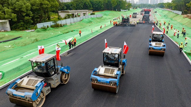 智慧铺路助力智慧之城——建设投资集团青海路项目沥青面层施工引入无人摊铺手艺！