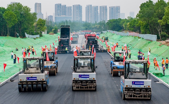 智慧铺路助力智慧之城——建设投资集团青海路项目沥青面层施工引入无人摊铺手艺！