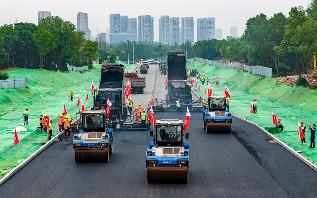 智慧铺路助力智慧之城——建设投资集团青海路项目沥青面层施工引入无人摊铺手艺！
